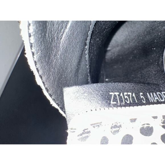 Jolimall Spotted Faux Suede Ankle Boots Outer V Cut Accent 2" Heel Zipper Size 5 - Picture 2 of 8